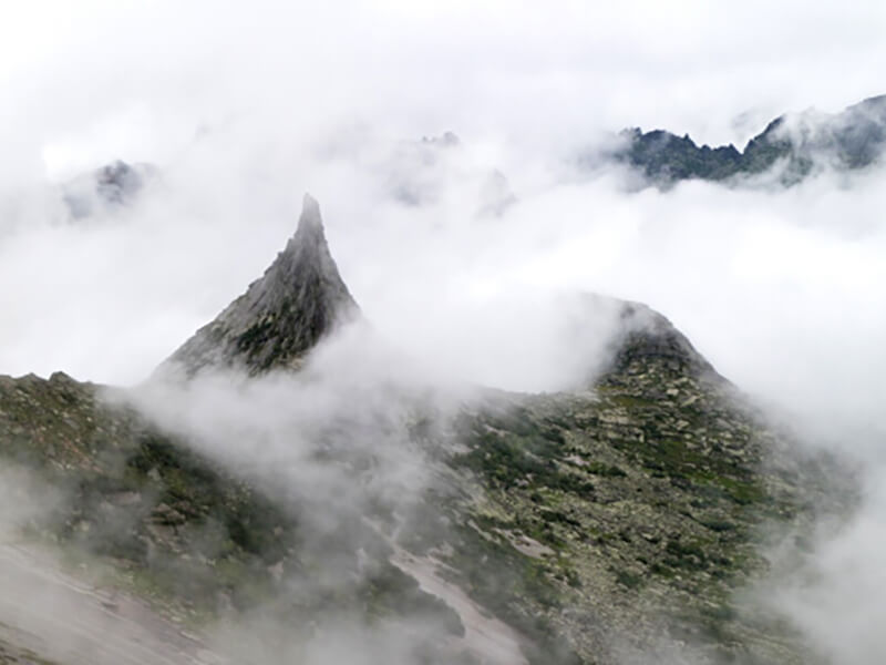 Фотография гор в тумане